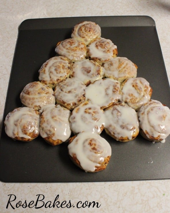 Cinnamon Rolls Frosted Tre