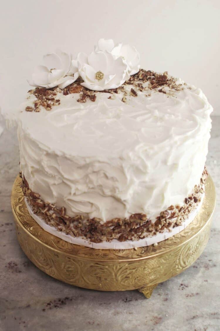 white one tier grooms cake with candied pecans as trim 